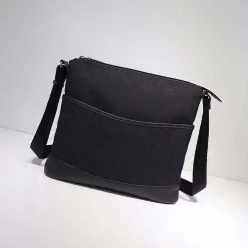 G*u*i messenger bags 19gm0051